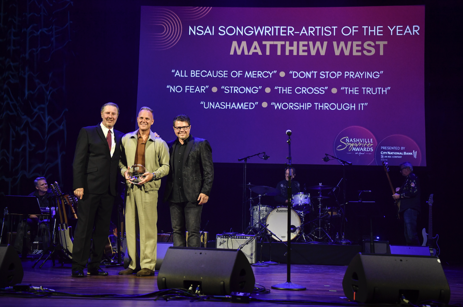 Photo ID (L-R): Bart Herbison (NSAI Executive Director), Matthew West (NSAI 2025 Songwriter-Artist of the Year), Lee Thomas Miller (NSAI Board President). Photo credit: Jason Davis