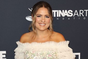 Leanna Crawford Celebrates New Artist of the Year in Dove Awards Debut •