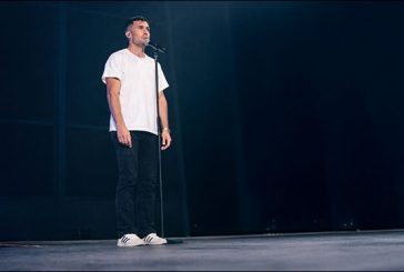 Phil Wickham Shocks Audience By Standing Still For 7 Full Seconds During Live Performance